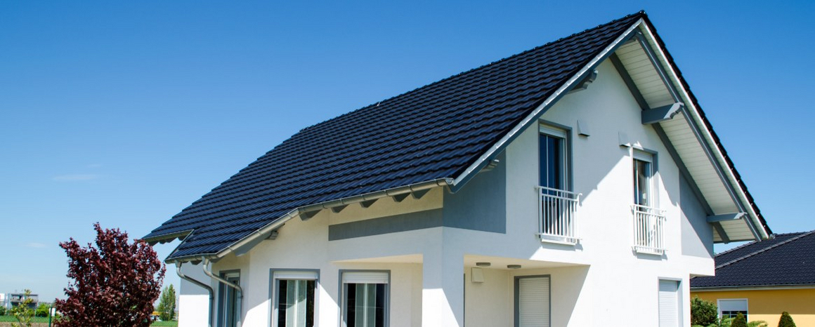 Modernes Haus mit schwarzem Dach